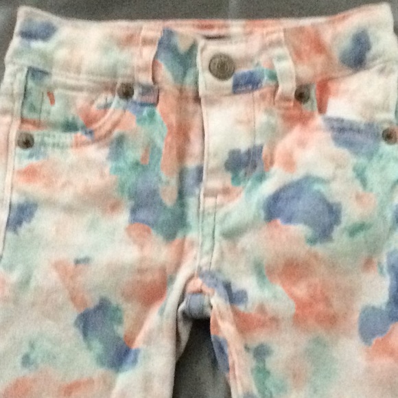Little Girl’s Levi’s Bermuda Shorts - Picture 1 of 6